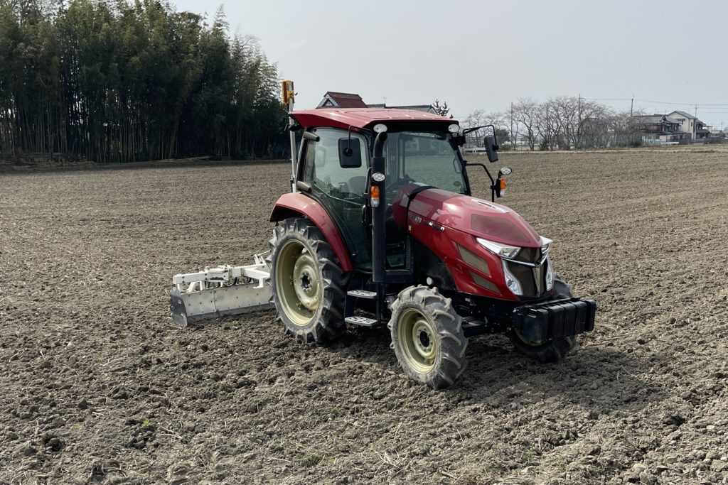 田んぼの均平作業を行っています