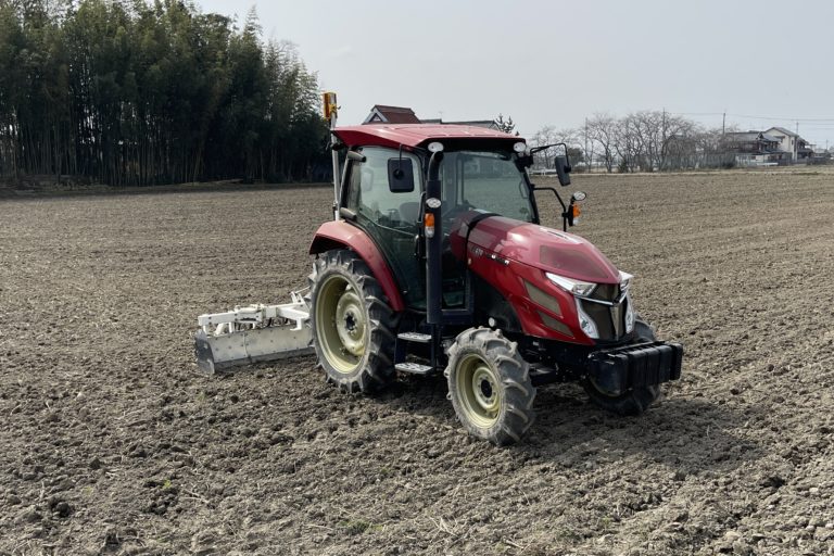 田んぼの均平作業を行っています