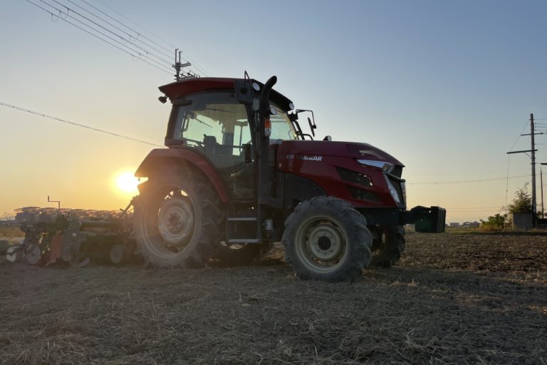 小麦の播種をしています。